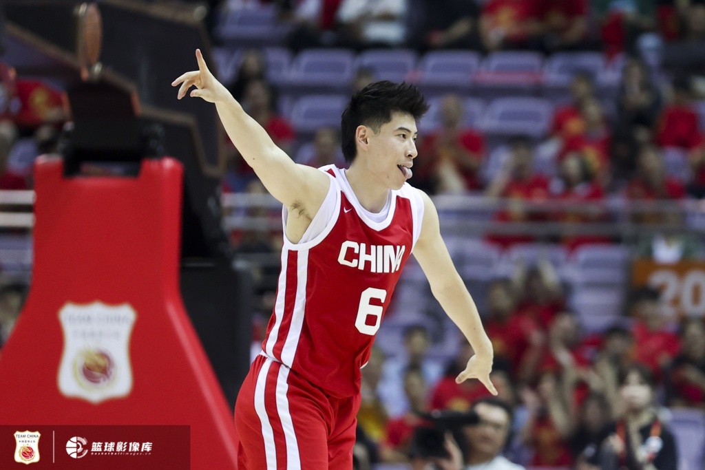 体坛周报：力压胡金秋赵睿夺奖！中国男篮等来26岁神射手